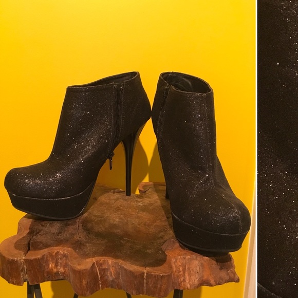 *NEW* Diamond Accented Ankle Booties - Picture 4 of 8